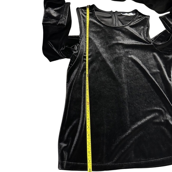 ♠️Calvin Klein Black Velvety Cold Shoulder Top - Picture 5 of 6